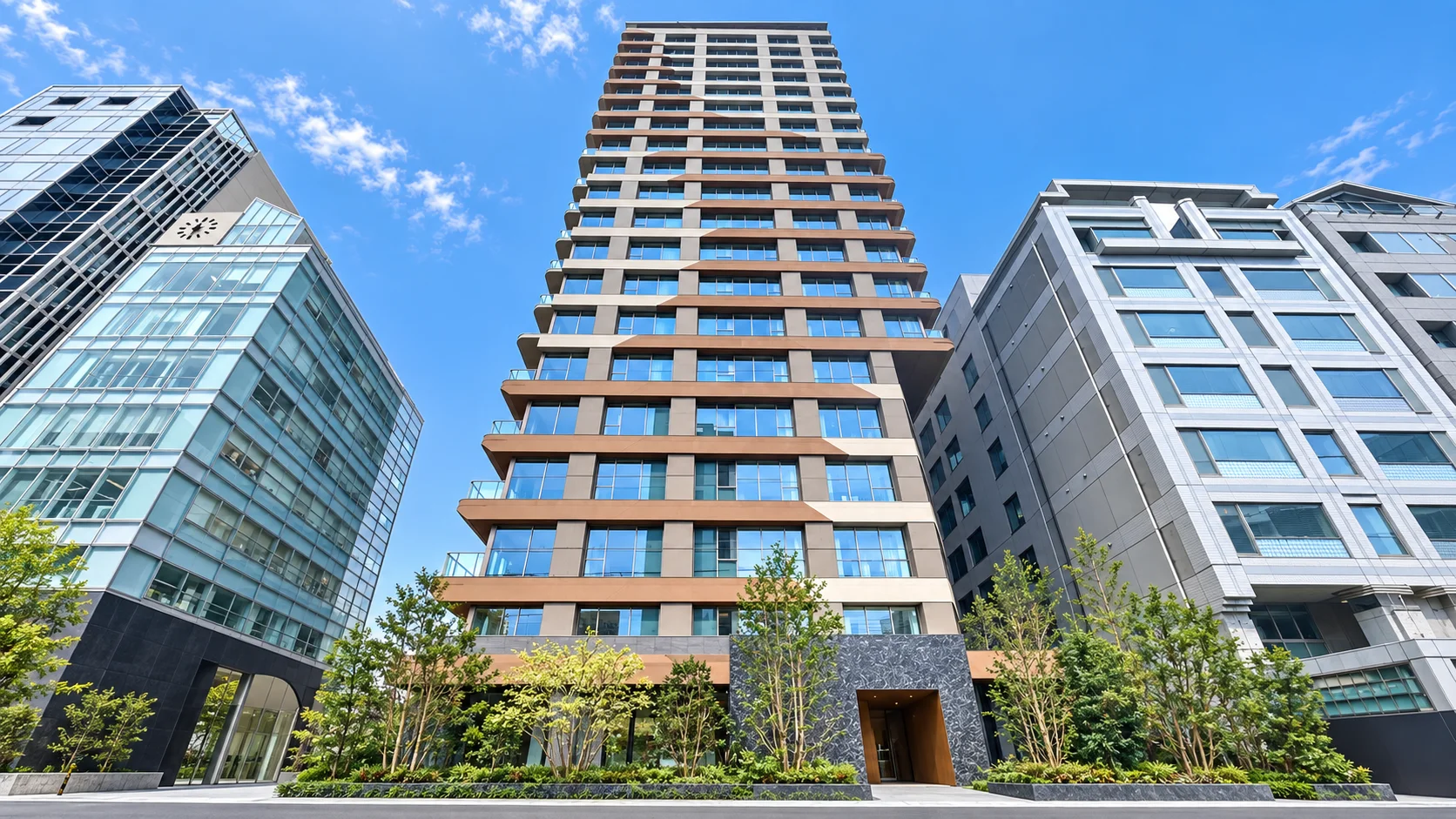 正面から見た建物。気になる一室を選ぶ前に、街と建物の関係をもう一度。