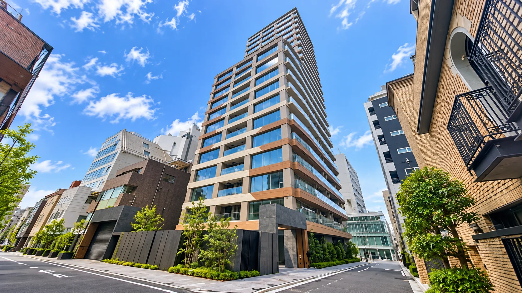通りに面した低層部と、その上に続く住戸の構成。