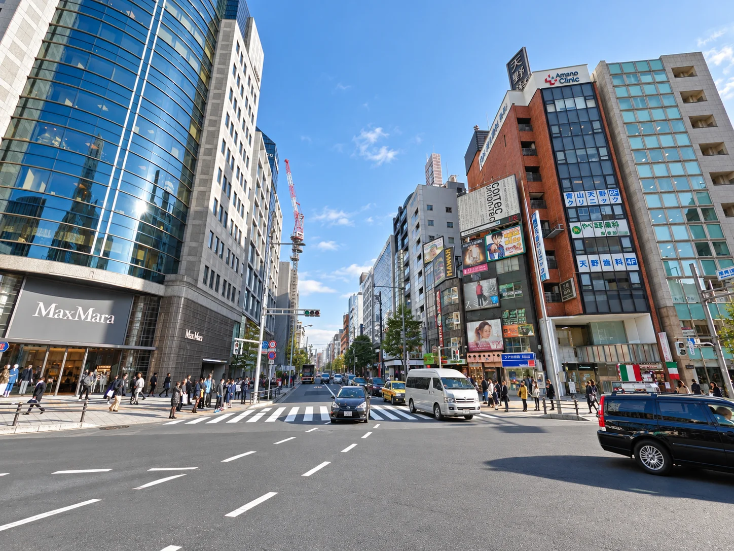 骨董通りの街並み。建物の外にも、日々目にする風景がある。