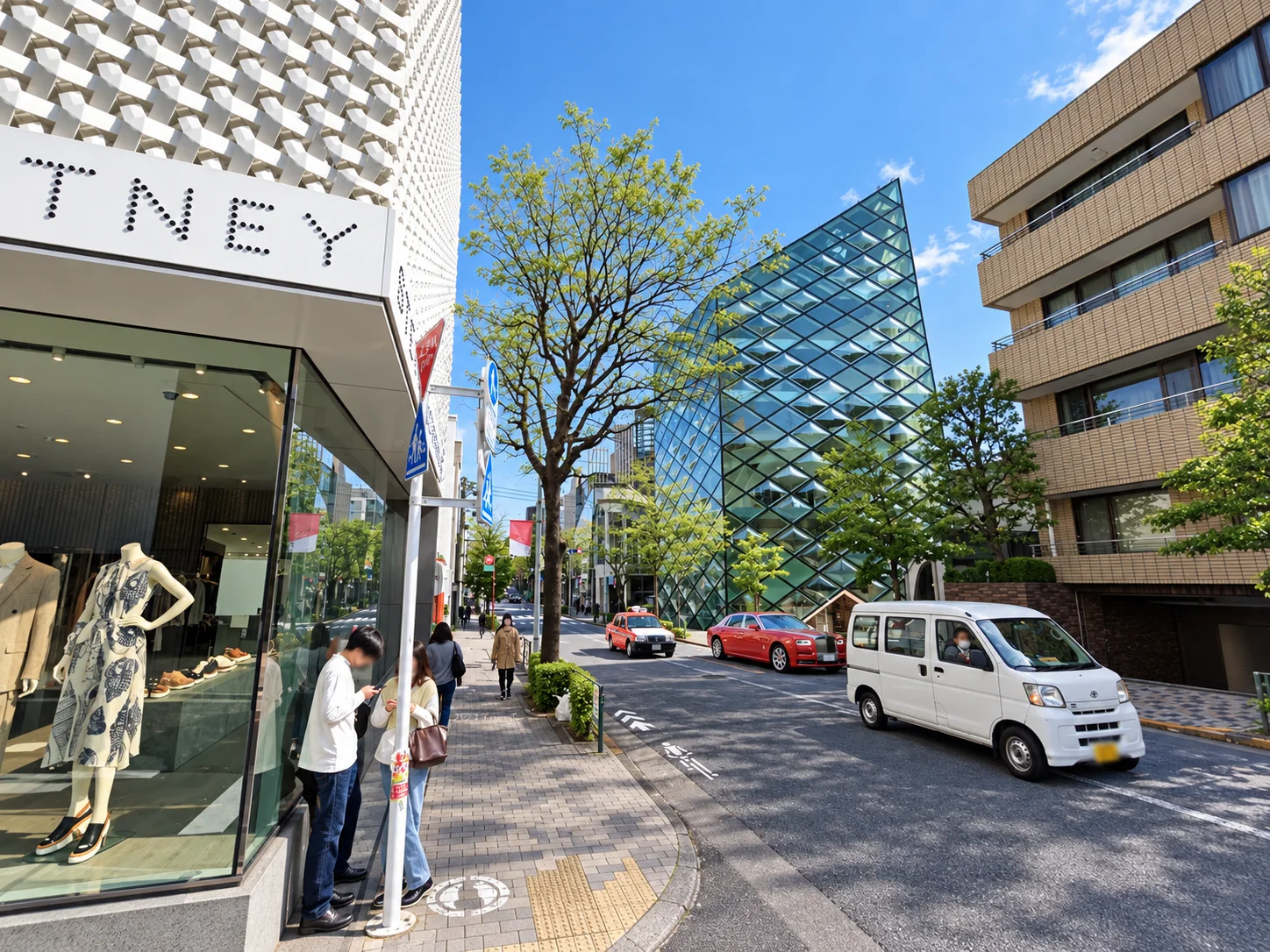 プラダ 青山店。建築そのものにも目を向けたくなる街の風景。