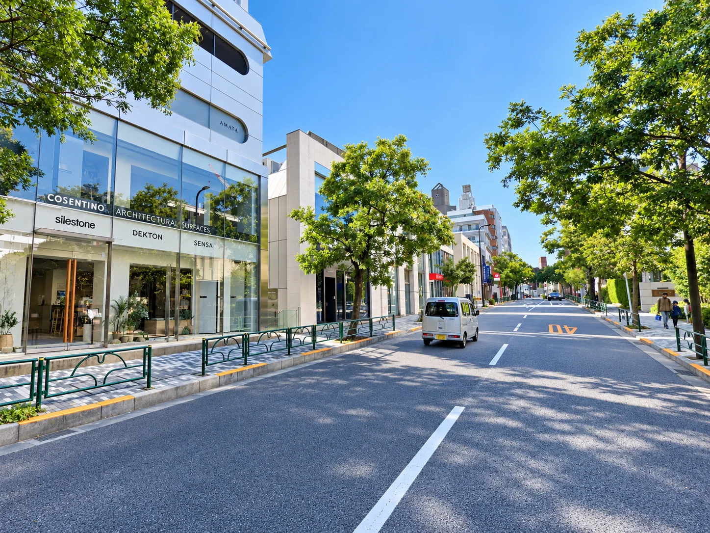 周辺の道路風景。歩道や建物との距離感にも目を向けたい。