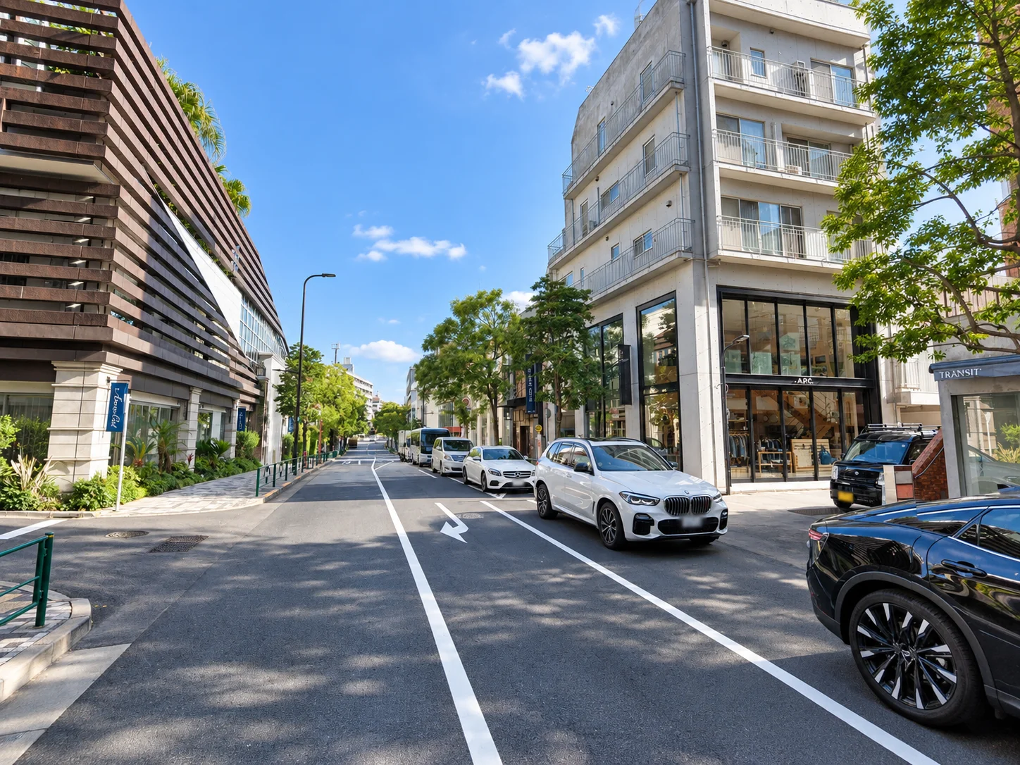 周辺道路の別の表情。通勤時や休日、自分が歩く道を想像する。