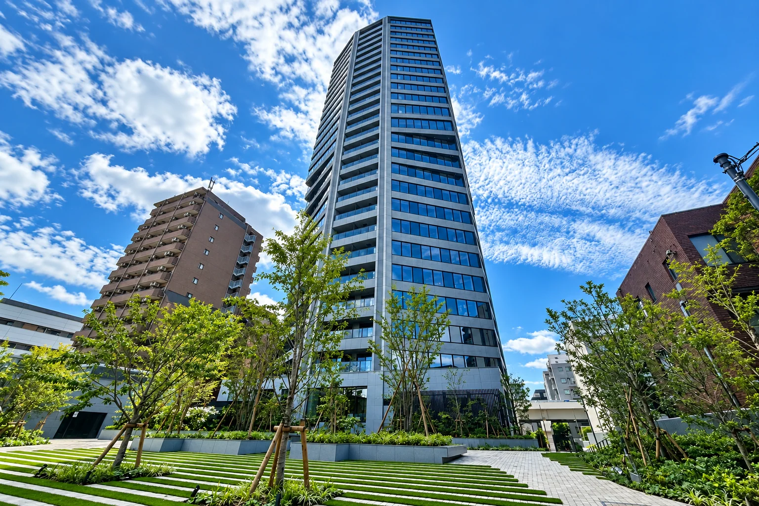 Gardenから見上げるシエリアタワー南麻布の外観