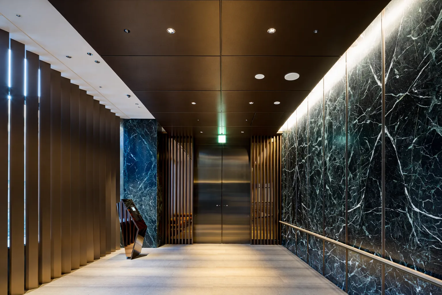 WORLD TOWER RESIDENCE エントランス