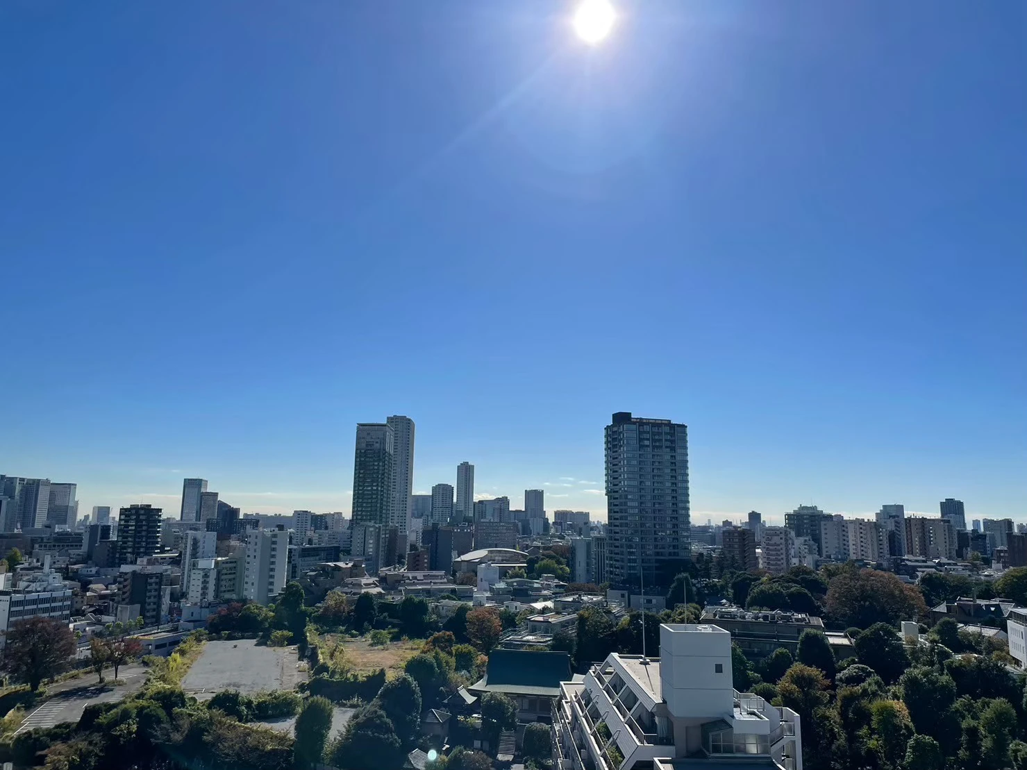 白金高輪周辺の街並みと青空を望む眺望