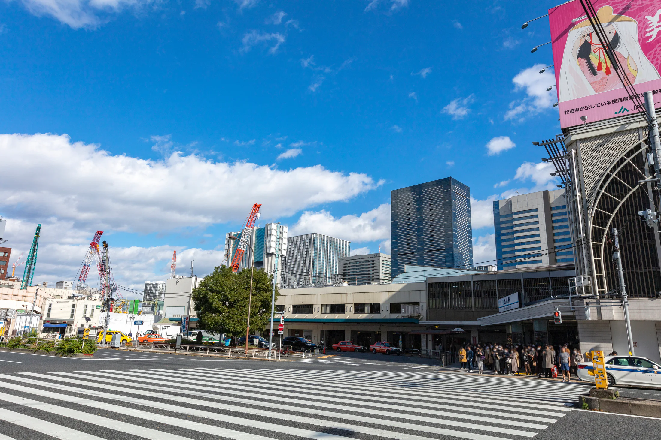 品川駅高輪口と駅前の街並み